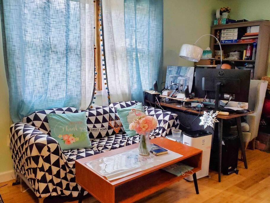 5 Star Room/close To Town Center And Everything/5 Min Walk Metro *